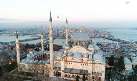 Masjid Suleymaniye di Istanbul, Turki. Masjid ini dibangun pada masa Dinasti Utsmaniyah. 