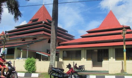 Masjid sultan dan masjid permaisuri yang berdampingan 