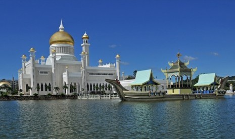 Brunei adalah negara Islam dengan sejuta panorama indah. Masjid Sultan Omar Ali Saifuddin di Bandar Seri Begawan, Brunei Darussalam.