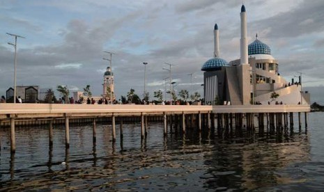  Masjid Terapung Amirul Mukminin di Pantai Losari,Makassar, Sulawesi Selatan.