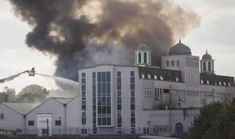 Masjid terbesar di Eropa, Baitul Futuh kebakaran, Sabtu (26/9).