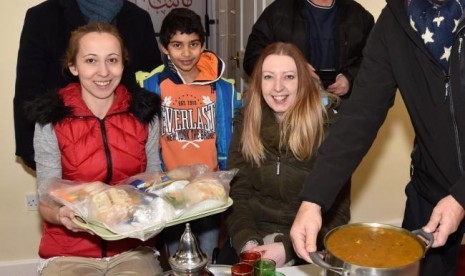 Masjid Trowbridge di Wiltshire County, Inggris membuka dapur umum untuk membantu tunawisma di tengah salju.