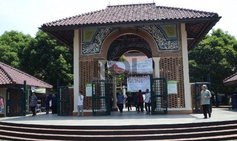 Masjid UI Depok dan Salemba Hentikan Sementara Sholat Jumat . Foto: Masjid UI Depok, Masjid di Kampus UI Depok(Republika/ Musiron)