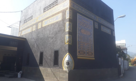 Masjid unik yang menyerupai Ka'bah berlokasi di Jalan Haji Mulya, Kampung Kawung Sari, Kelurahan Warga Mekar, Kecamatan Baleendah, Kabupaten Bandung, Jawa Barat. (Foto: Republika/M Fauzi Ridwan)