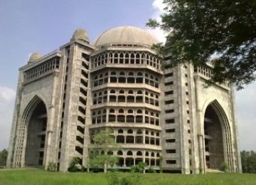 Masjid yang belum selesai dibangun dalam kompleks Pondok Pesantren Al Zaytun