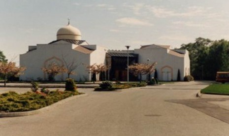 Masjid yang dibangun Asosiasi Muslim British Colombia, Kanada.