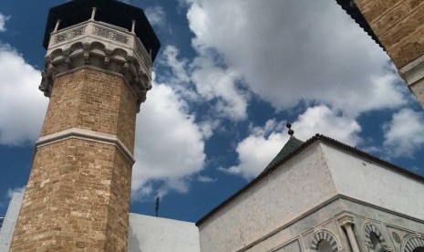 Profesor Tunisia Sebut Bangun Masjid Hanya Buang Uang. Masjid Yusuf Day terletak di area Medina yang masih termasuk wilayah Tunis, ibu kota Tunisia.