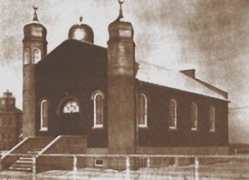 Masjid Al Rashid didirikan pada 1938, adalah masjid pertama sekaligus tertua di Kanada. Awalnya masjid terletak di 101 Street dan 108 Avenue, Edmonton, Alberta, namun ia dipindahkan beberapa blok pada 1964 dan menjadi objek pelestarian di Taman Fort Edmont