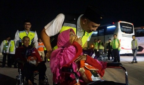 Maskapai nasional Garuda Indonesia melepas keberangkatan kloter pertama calon jemaah Haji di Bandara Internasional Adi Soemarmo Solo.