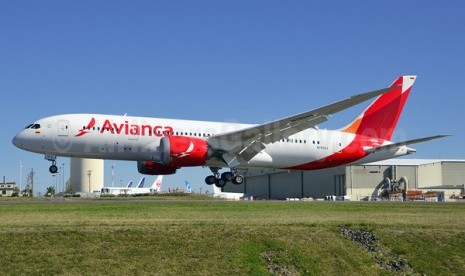 Maskapai Penerbangan Avianca milik Kolombia. Dua jasad pria ditemukan di bagian bawah salah satu pesawat Avianca yang tengah menjalani perawatan di bandara El Dorado, Kolombia, pada 6 Januari 2023.