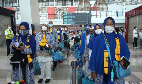 Ampuh Minta Pemerintah Tangani Over Stay Jamaaah di Hotel Karantina. Foto:   Maskapai penerbangan nasional Garuda Indonesia pada hari ini, Rabu (12/1)  kembali melayani  penerbangan umrah bagi jamaah Indonesia. 