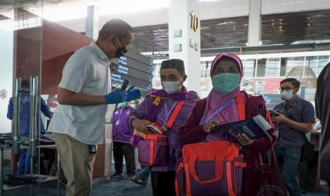 Maskapai penerbangan nasional Garuda Indonesia melayani  penerbangan umrah bagi jamaah Indonesia. 