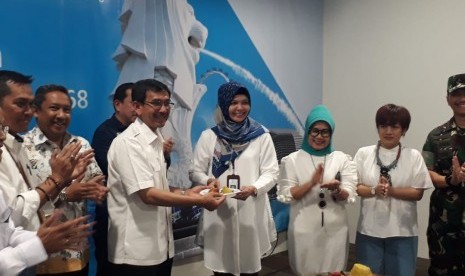 Maskapai penerbangan nasional Garuda Indonesia resmi melayani rute penerbangan Singapura-Bandung-Singapura, akhir pekan lalu. Peresmian, ditandai dengan pemotongan tumpeng oleh General Manager Garuda lndonesia Bandung Erina Damayanti