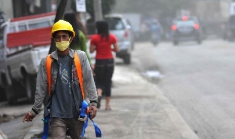 Warga memakai masker. ilustrasi