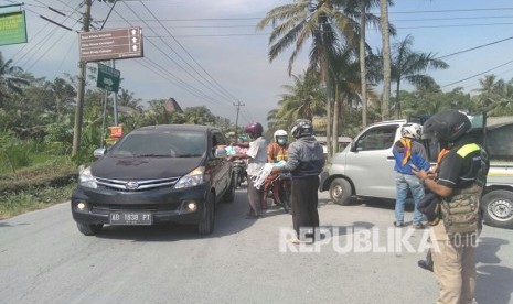 Masker dibagikan ke pengendara yang mengarah ke sekitaran kaki-kaki Gunung Merapi, Jum'at (11/5).  Pengendara turut diminta menjauhi akses jalan radius 3-5 kilometer dari puncak Gunung Merapi.