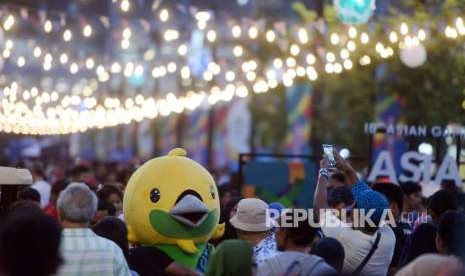 Maskot Asian Games 2018 Bhin Bhin dikerumuni oleh pengunjung di Zona Kaka, Kompleks Gelora Bung Karno (GBK), Jakarta, Jumat (31/8). Selama Asian Games 2018 berlangsung, kawasan kompleks GBK memiliki tiga zona Atung, Bhin Bhin dan Kaka yang menjadi salah satu tempat wisata alternatif bagi para warga maupun atlet.