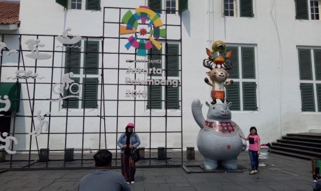 Maskot Asian Games 2018 menjadi salah satu titik favorit berfoto para wisatawan di Kota Tua, Jakarta Barat, Sabtu (16/6). 