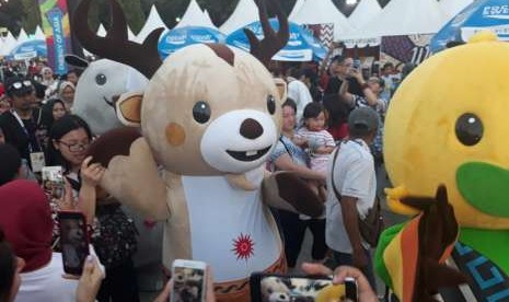 Maskot Asian Games jadi rebutan pengunjung Asian Fest di Stadion GBK, Jumat (31/8).