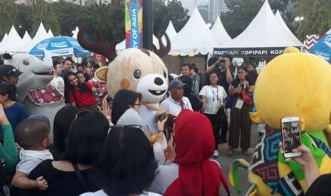 Maskot Asian Games jadi rebutan pengunjung Asian Fest di Stadion GBK, Jumat (31/8).