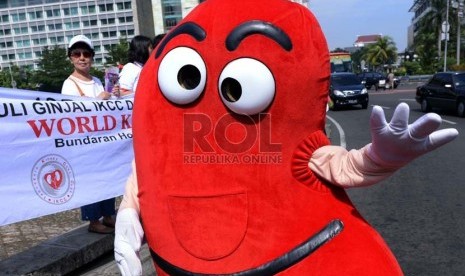   Maskot Ginjal berjalan saat melakukan kampanye pada hari ginjal sedunia di Bundaran HI, Jakarta, Kamis (14/3).   (Republika/ Tahta Aidilla)