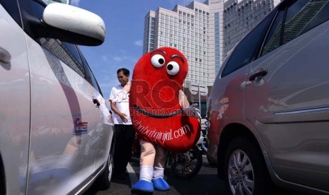   Maskot Ginjal berjalan saat melakukan kampanye pada hari ginjal sedunia di Bundaran HI, Jakarta, Kamis (14/3).  (Republika/ Tahta Aidilla)