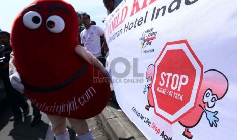 Maskot Ginjal berjalan saat melakukan kampanye pada hari ginjal sedunia di Bundaran HI, Jakarta, Kamis (14/3).   (Republika/ Tahta Aidilla)