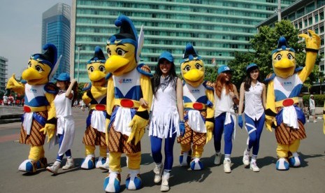 Maskot Indonesia Open Bio beratraksi saat pelaksanaan hari bebas kendaraan bermotor (car free day) di Bundaran HI, Jakarta Pusat, Ahad (1/6). 