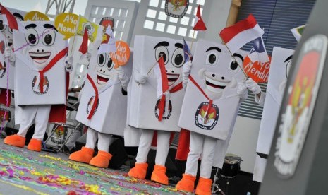   Maskot Pemilu 2014 dengan sebutan Sikora (Si Kotak Suara) berbaris saat sosialisasi dan deklarasi kampanye partai politik di Silang Monas, Jakarta, Sabtu (15/3). (Antara/Yudhi Mahatma)