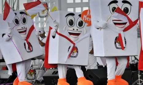   Maskot Pemilu 2014 dengan sebutan Sikora (Si Kotak Suara) berbaris saat sosialisasi dan deklarasi kampanye partai politik di Silang Monas, Jakarta, Sabtu (15/3). (Antara/Yudhi Mahatma)