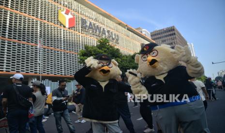 Maskot pengawasan Pemilu 2024  Wasra-Wasri turut melakukan sosialisasi pengawasan pemilu saat acara Bawaslu on Car Free Day di depan kantor Bawaslu, Jakarta, Ahad (17/12/2023). Kegiatan tersebut dalam rangka  mengajak warga untuk ikut berpartisipasi mengawasi pemilu  sehingga terciptanya pemilu 2024 yang bersih dan damai.