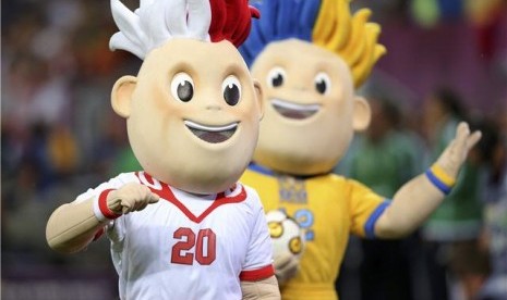 Maskot Piala Eropa 2012, Slavek (kiri) dan Slavko, memasuki lapangan jelang pertandingan Jerman lawan Portugal di laga Grup B di Lviv, Ukraina, Sabtu (9/6). 