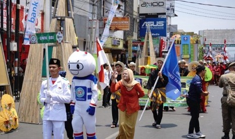 Maskot UBSI (SOBI) dan robongan UBSI saat memeriahkan Tasikmalaya Oktober Festival (TOF) 2019.