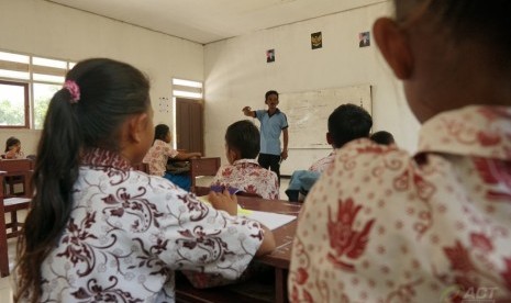 Masnun sedang mengajar di sekolah di Tolitoli, Sulawesi Tengah. Ia merupakan salah satu guru honorer dengan gaji rendah. 