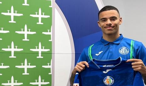 Penyerang Manchester United (MU) Mason Greenwood memegang seragam Getafe. MU meminjamkan Greenwood ke Getafe mulai musim 2023/2024.