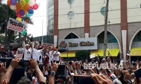 Massa #2019TetapJokowi dan #2019GantiPresiden menggelar deklarasi berbarengan di lokasi yang berdekatan di Medan, Ahad (22/7). Dua kegiatan ini berjalan damai dan tertib.