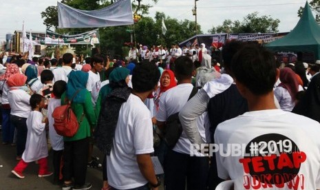 Massa #2019TetapJokowi dan #2019GantiPresiden menggelar deklarasi berbarengan di lokasi yang berdekatan di Medan, Ahad (22/7). Dua kegiatan ini berjalan damai dan tertib.