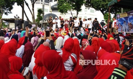 Massa #2019TetapJokowi dan #2019GantiPresiden menggelar deklarasi berbarengan di lokasi yang berdekatan di Medan, Ahad (22/7). Dua kegiatan ini berjalan damai dan tertib.