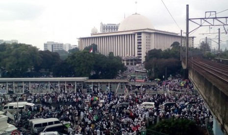 Massa aksi 112 memenuhi area sekitar Masjid Istiqlal dikarenakan tidak mampu lagi ditampung di bagian dalam masjid yang juga sudah dipenuhi massa.