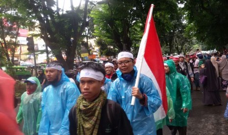 Massa aksi 212 asal Bogor melakukan long march menuju Lapangan Monas, Jakarta, Kamis (1/12).