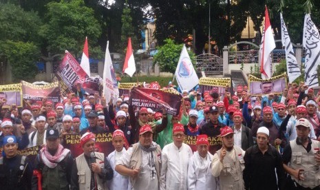 Massa aksi 212 asal Bogor melakukan long march menuju Lapangan Monas, Jakarta, Kamis (1/12).