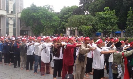 Massa aksi 212 asal Bogor menggelar apel konsolidasi sebelum long march menuju Lapangan Monas, Jakarta.