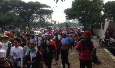 Massa aksi 212 asal Ciamis melanjutkan jalan kaki dari Bandung menuju Jakarta, Kamis (1/12).