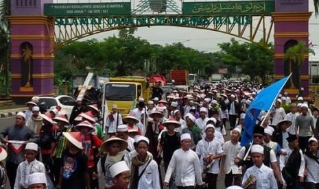 Massa aksi 212 berjalan kali dari Ciamis, Jawa Barat, menuju Jakarta.