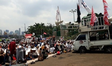 Massa aksi 299 di depan Gedung DPR/ MPR