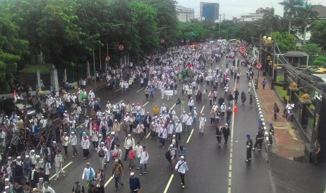 Massa aksi 313 bergerak menuju Patung Kuda dari usai menjalankan sholat Jumat di Masjid Istiqlal.