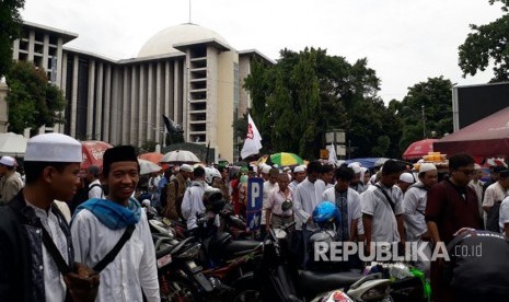 Massa Aksi 313 bergeser dari Masjid Istiqlal untuk longmarch menuju Istana Negara. Mereka akan menuntut pemberhentian Basuki Tjahaja Purnama (Ahok) sebagai Gubernur DKI Jakarta di depan Istana.