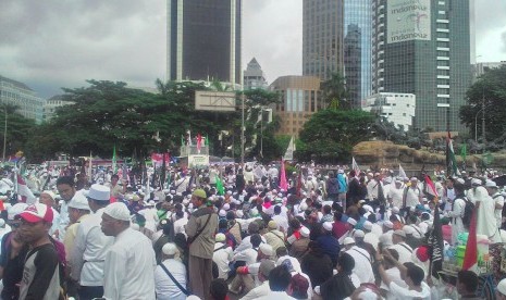 Massa aksi 313 dengan tertib duduk untuk berdzikir di sekitaran Patung Kuda,, Medan Merdeka Barat. 