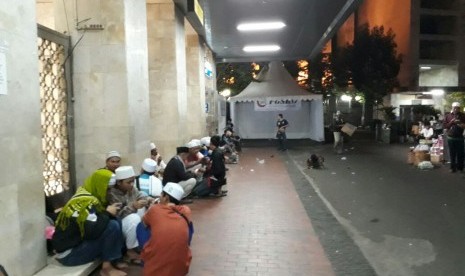 Massa aksi 313 mulai berdatangan ke Masjid Istiqlal, Jumat (31/3) dini hari. 