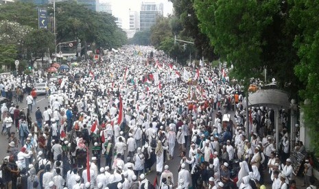  Massa aksi 4 November dari arah tugu tani. 