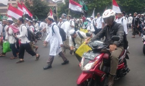 Massa Aksi Bela Islam berjalan menuju Masjid Istiqlal, Jumat (4/11).